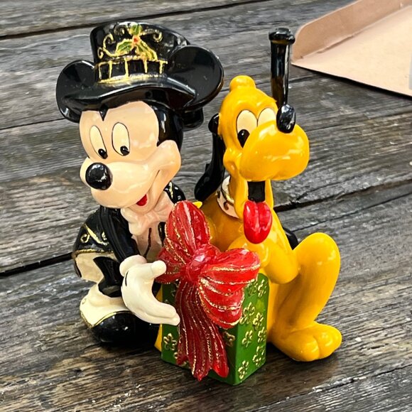 DISNEY LIGHTED CLOISONNÉ MICKEY MOUSE AND PLUTO WITH PRESENT IN BOX ROMAN XMAS - Picture 3 of 11